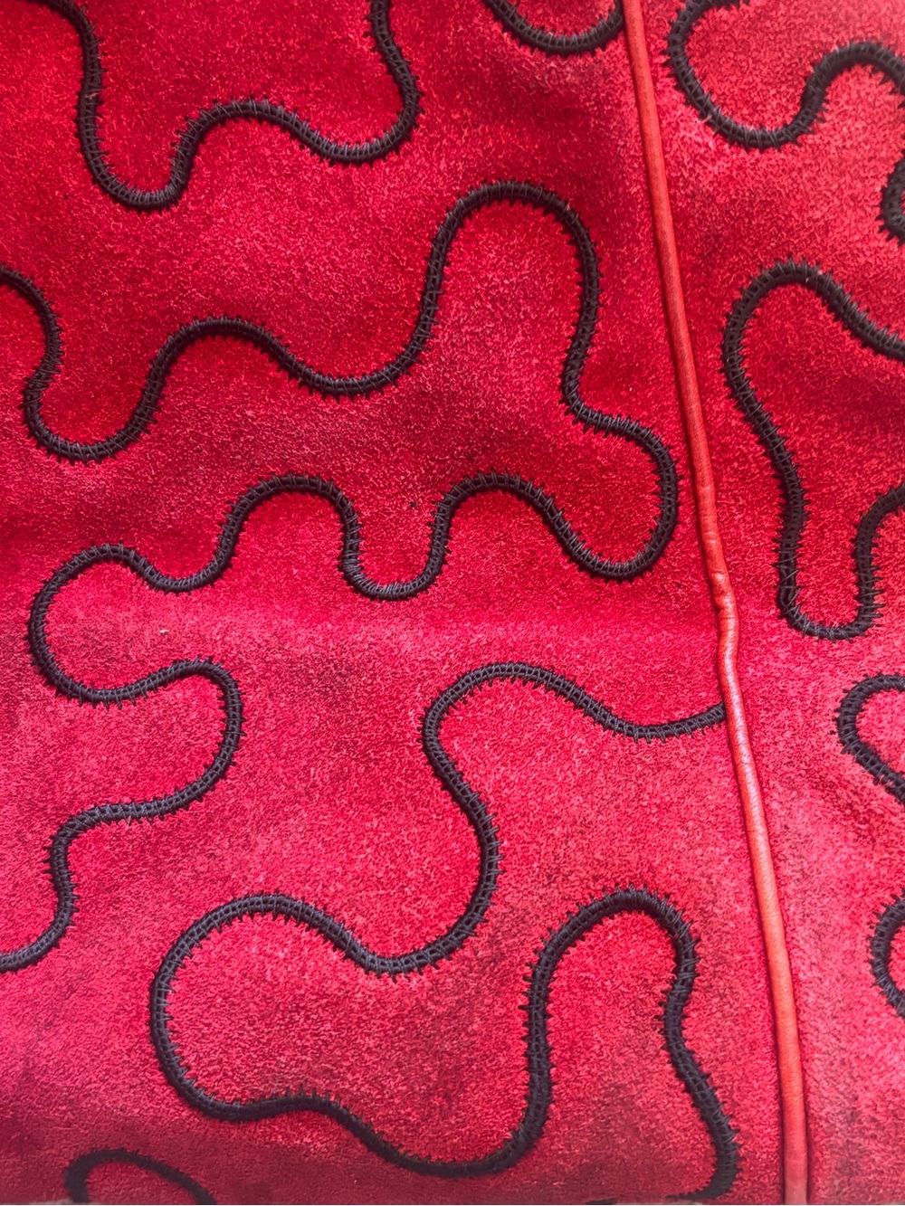 Large Vintage Sharif Red Suede Shoulder Bag with Abstract Design & Black Tassel - Picture 9 of 11